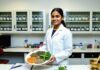 Ayurveda in Indien: Zwischen Heiltradition, Medizin und Wellness ai generated, doctor, scientist, female, laboratory, herbs, research, ayurveda, medicine, healthcare, herbalist, pharmaceuticals, science, innovation, natural, organic, tray, young, professional, student, medical, experiment, chemistry, biology, technology